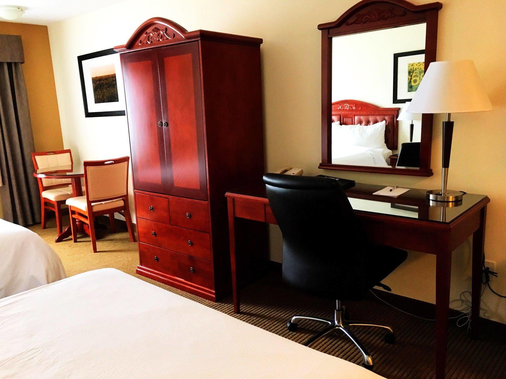 Tumbler Ridge Trend Mountain Hotel & Conference Centre מראה חיצוני תמונה