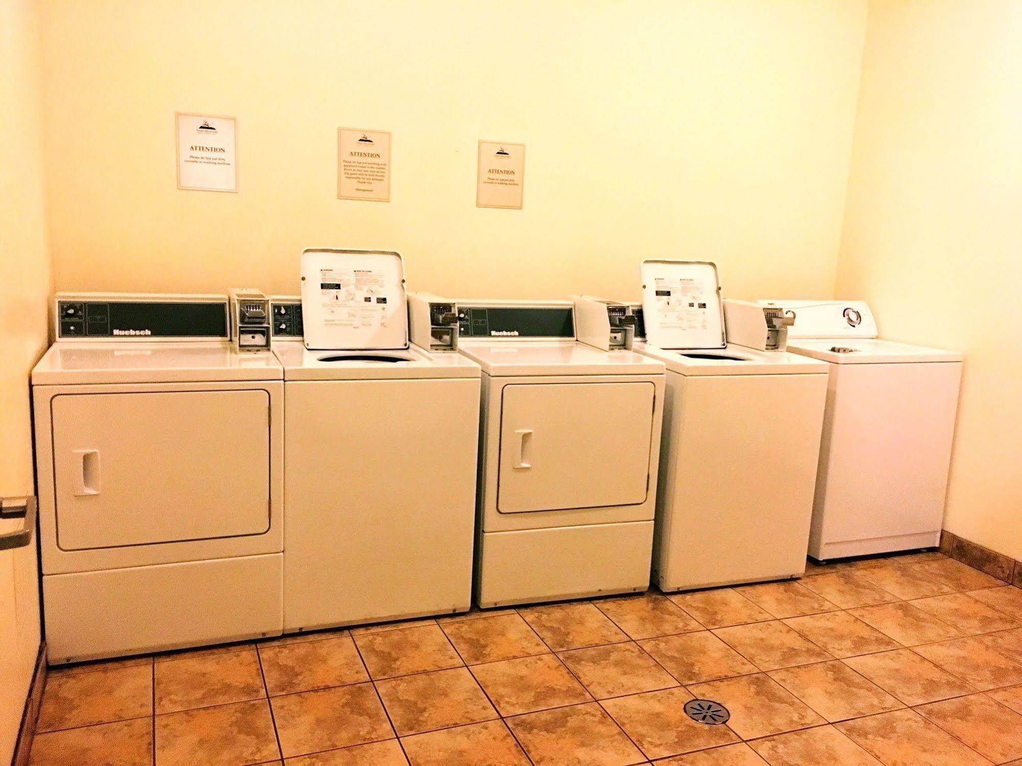 Tumbler Ridge Trend Mountain Hotel & Conference Centre מראה חיצוני תמונה